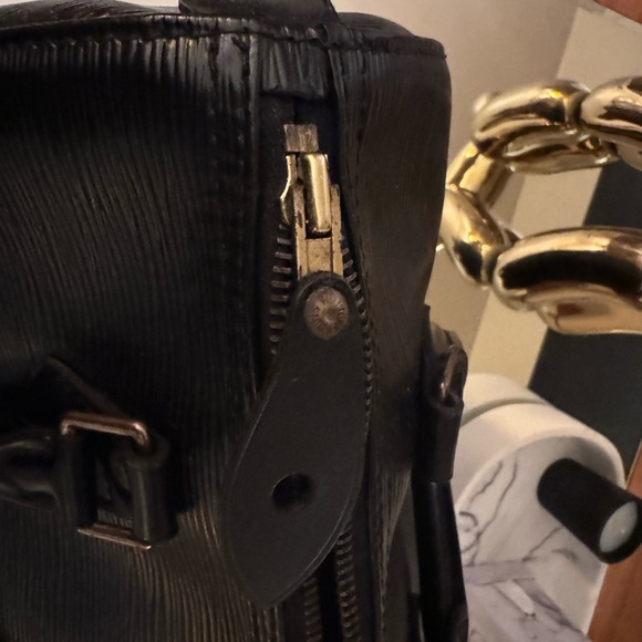Louis Vuitton Black Epi speedy 25 - Picture 7 of 11